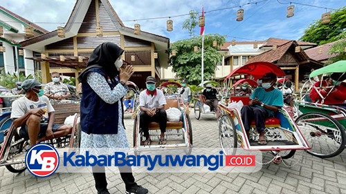 PPKM Darurat, Bupati Bagikan Beras ke Karyawan Toko dan Tukang Becak