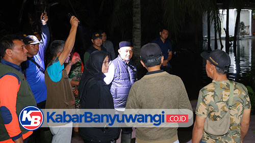 Tinjau Banjir Rob, Bupati Banyuwangi Ipuk Fiestiandani Siapkan Langkah Pencegahan