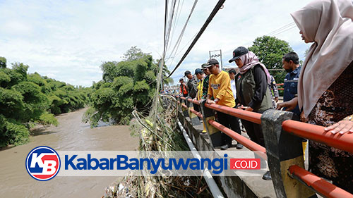 https://kabarbanyuwangi.co.id/asset/foto_berita/Ipuk_cek_banjir_Muncar.jpg