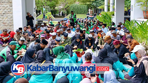 https://kabarbanyuwangi.co.id/asset/foto_berita/Ipuk_makan_nasbung.jpg