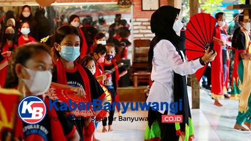 Ke Sanggar dan Ikut Menari, Bupati Ipuk Pacu Pengembangan Seni Berbasis Desa