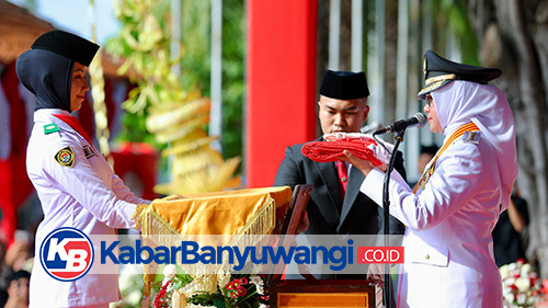 https://kabarbanyuwangi.co.id/asset/foto_berita/Ipuk_menyerahkan_bendera.jpg