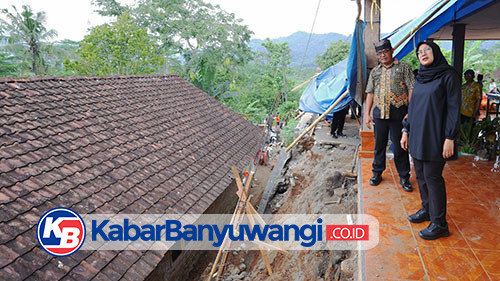 Bupati Ipuk Tinjau dan Serahkan Bantuan Warga Terdampak Bencana di Pesanggaran 