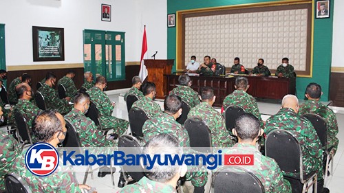 Dandim 0825 Banyuwangi Beri Jam Komandan Minta Anggotanya Jaga Kemanunggalan TNI Dengan Rakyat