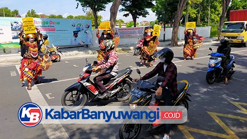 Seniman Banyuwangi Turun ke Jalan Kampanyekan Prokes