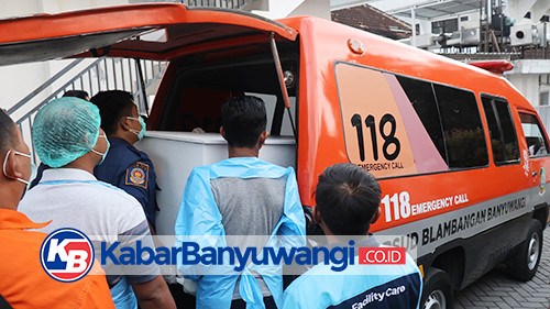 https://kabarbanyuwangi.co.id/asset/foto_berita/Jenazah_dimasukan_ke_ambulance.jpg