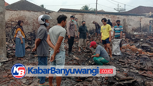 Pedagang Pasar Bajulmati Mengais Harta Benda di Puing Sisa Kebakaran