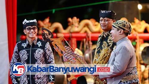 https://kabarbanyuwangi.co.id/asset/foto_berita/Kapolda_Jatim_acara_wayang_kulit.jpg