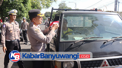 https://kabarbanyuwangi.co.id/asset/foto_berita/Kapolresta_pasang_bendera_di_mobil.jpg
