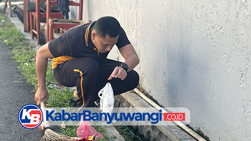 Polresta Banyuwangi Bersihkan Masjid Baitul Muttaqin dan Bagikan Sembako
