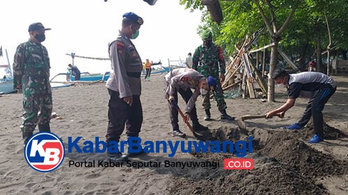 Peduli Masyarakat, Polisi Bagikan Nasi Bungkus Kepada Nelayan Pantai Syariah