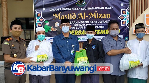 Kejari Banyuwangi Gandeng BUMN Bagikan Ratusan Paket Sembako Pada Kaum Dhuafa dan Anak Yatim