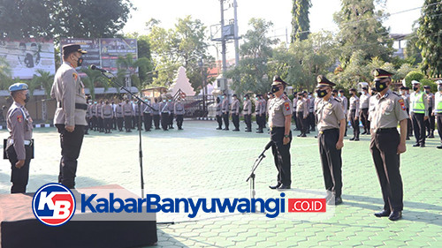 Tiga Personel Polresta Banyuwangi Mendapatkan Anugerah Kenaikan Pangkat Pengabdian