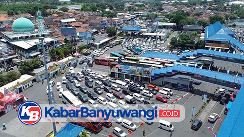 https://kabarbanyuwangi.co.id/asset/foto_berita/Kendaraan_penuh_di_dalam_pelabuhan.jpg