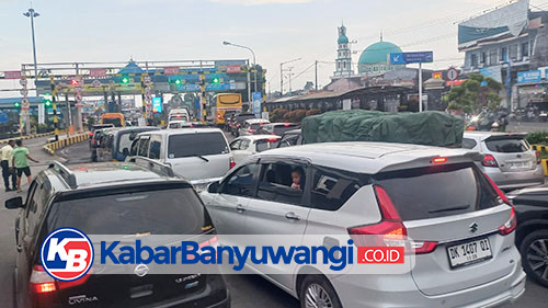 https://kabarbanyuwangi.co.id/asset/foto_berita/Kendaraan_pribadi_dan_truk.jpg