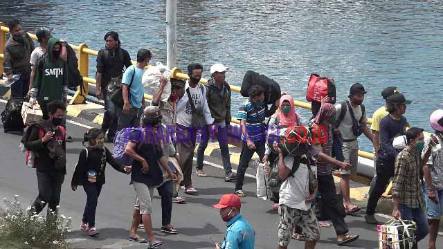 Pemudik Dari Bali Mulai Memadati Pelabuhan Ketapang