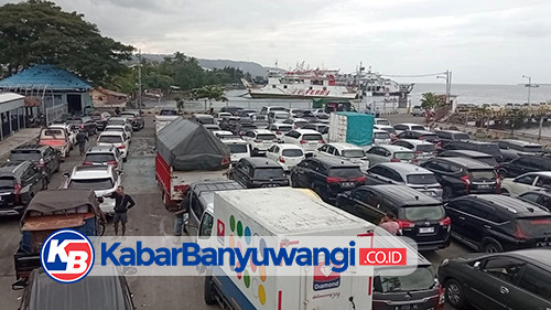 Cuaca Buruk Bongkar Muat di Pelabuhan Ketapang Banyuwangi Terhambat, Kendaraan Antre Berjam-jam