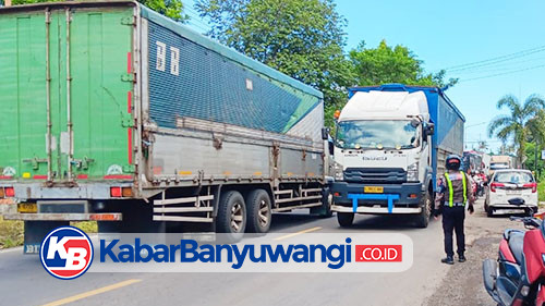 Cuaca Buruk di Selat Bali Sebakan Kapal Ferry Sulit Sandar Picu Antrean Panjang Kendaraan
