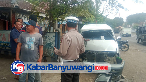 Tiba-tiba Oleng, Mobil Kijang Tabrak Moncong Truk Gandeng hingga Ringsek