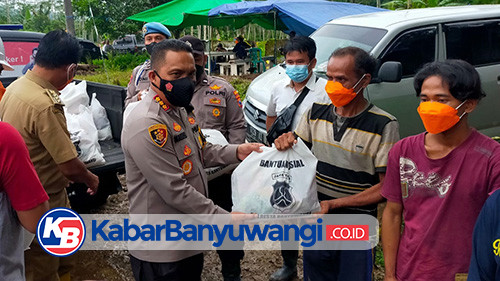 Tinjau Lokasi Banjir, Kapolresta Banyuwangi Serahkan Bantuan Sembako