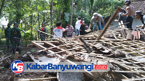 Rumah Warga Kabat Ambruk Diguyur Hujan Deras, Penghuni Berhasil Selamat