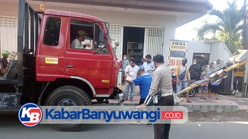 Diduga Rem Blong, Truk Kontainer Seruduk Mobil dan Motor Parkir