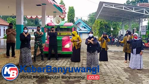 Unik, Babinsa Keliling Naik Odong-Odong Sosialisasikan Program Vaksinasi