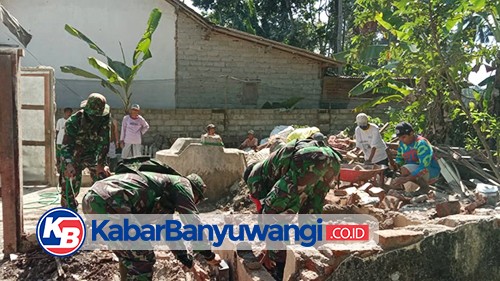 TNI Bantu Evakuasi dan Perbaiki Rumah Warga Kalibaru Terdampak Gempa Blitar