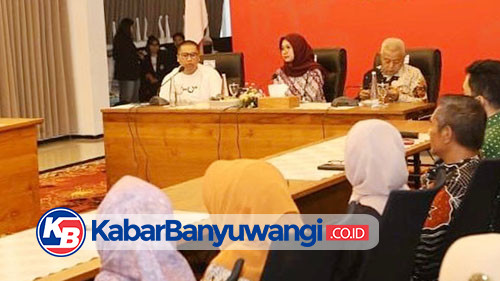 Bupati Ipuk Puji Cara Warga Banyuwangi Merawat dan Bangga Akan Tradisi Budayanya