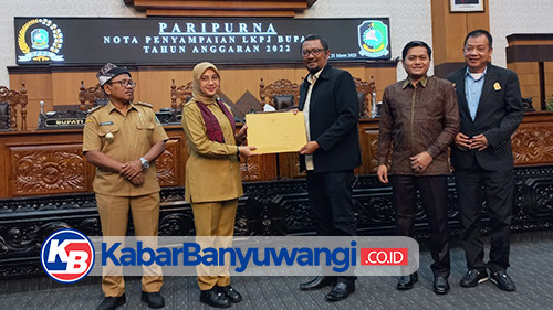 Rapat Paripurna Bersama Legeslatif, Bupati Ipuk Sampaikan LKPJ Banyuwangi 2022