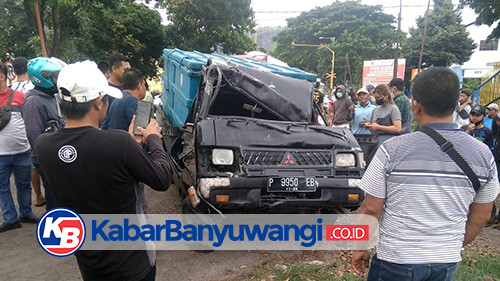 Pick Up L300 Ringsek Tabrak Truk di Jalur Pantura Banyuwangi