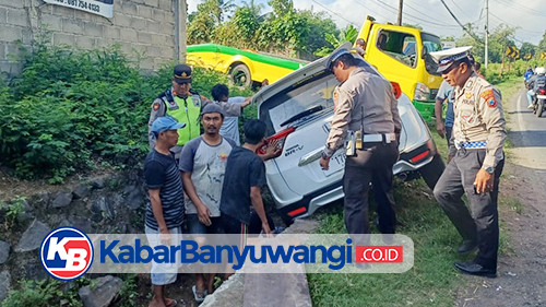 Diduga Sopir Ngantuk, Mobil BRV Masuk Selokan Dekat Jembatan Tambong Banyuwangi