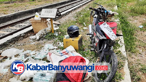 Pemotor Bawa Tobos Lolos dari Maut, Kendaraannya Ringsek Terseret Kereta Api