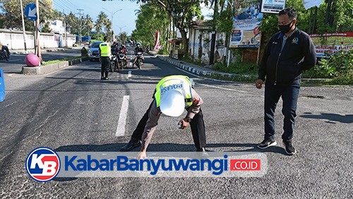 Kurang Hati-Hati Saat Berkendara, Mobil Brio Tabrak Pemotor Menyeberang