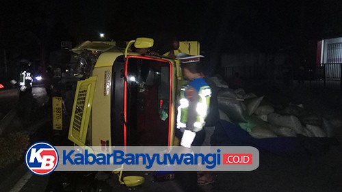 Hindari Kucing, Truk Bermuatan 5 Ton Pupuk Kandang Tabrak Pembatas Jalan hingga Terguling