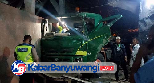 Hindari Adu Banteng dengan Kendaraan Lain, Truk Trailer Tabrak Pohon dan Warung