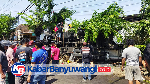 Truk Tangki Tabrak Pemotor hingga Tewas dan Serudug Warung di Lampu Merah Sukowidi