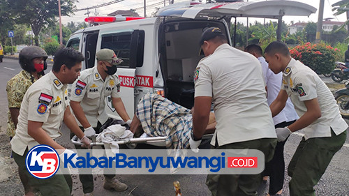 Pria Lansia Terkapar di Pinggir Jalan Raya Gatot Subroto Diangkut Satpol PP Banyuwangi