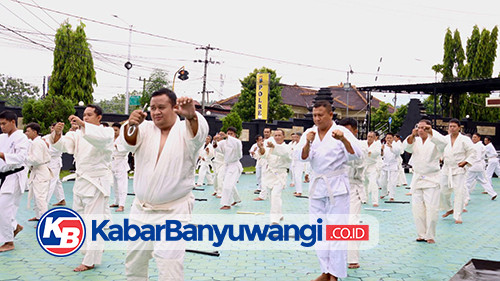 Asah Kemampuan, Personil Polresta Banyuwangi Latihan Bela Diri Tangan Kosong dan Gunakan Alat