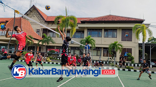 Tim Bola Voli Karangasem - Bali, Latihan Bareng di Mapolresta Banyuwangi