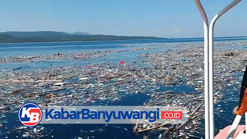 Miris, Hamparan Sampah Cemari Laut di Sekitar Ikon Wisata Watu Dodol Banyuwangi