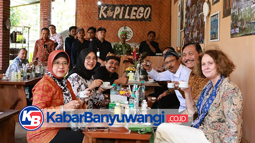 https://kabarbanyuwangi.co.id/asset/foto_berita/Luhut_ngopi.jpg