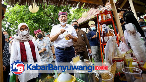 Menko Luhut Borong UMKM Banyuwangi, dari Pastri Serundeng Kelapa sampai Minuman Rempah