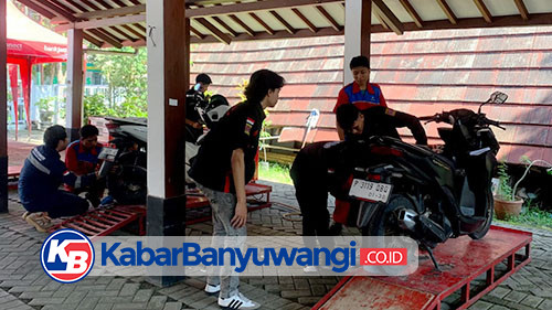 Tri Dharma Perguruan Tinggi, Mahasiswa Uniba Servis Gratis Ratusan Motor Warga Banyuwangi