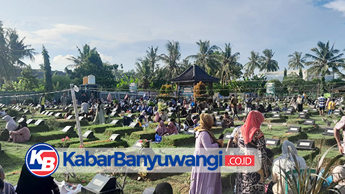 Warga Banyuwangi Mulai Berbondong-bondong Ziarah Makam Jelang Ramadan 2025