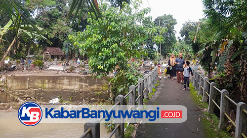 https://kabarbanyuwangi.co.id/asset/foto_berita/Makam_tergenang_banjir.jpg