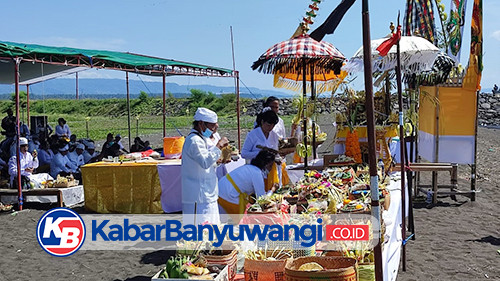 Sambut Hari Raya Nyepi, Umat Hindu di Banyuwangi Jalani Upacara Melasti