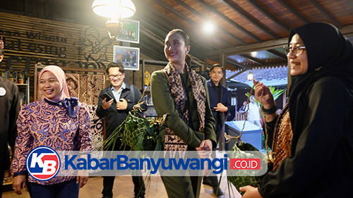 https://kabarbanyuwangi.co.id/asset/foto_berita/Menpar_RI_kunjungi_desa_Kemiren.jpg