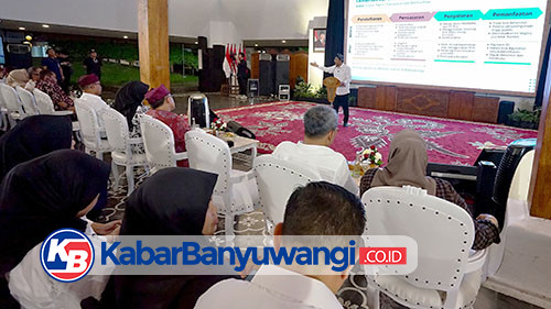 https://kabarbanyuwangi.co.id/asset/foto_berita/Mensos_kumpulkan_camat.jpg