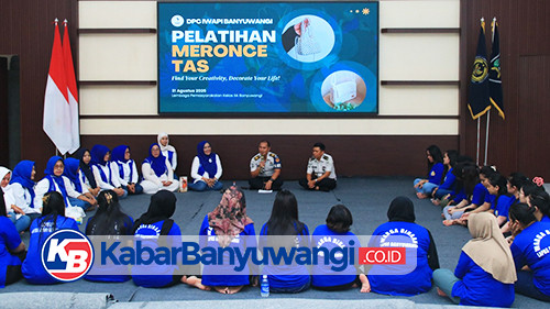 Warga Binaan Lapas Banyuwangi Pelajari Seni Meronce Tas Bersama IWAPI